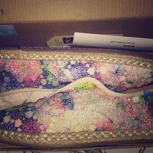 Size 5.5 Tom’s palmera crochet shoes